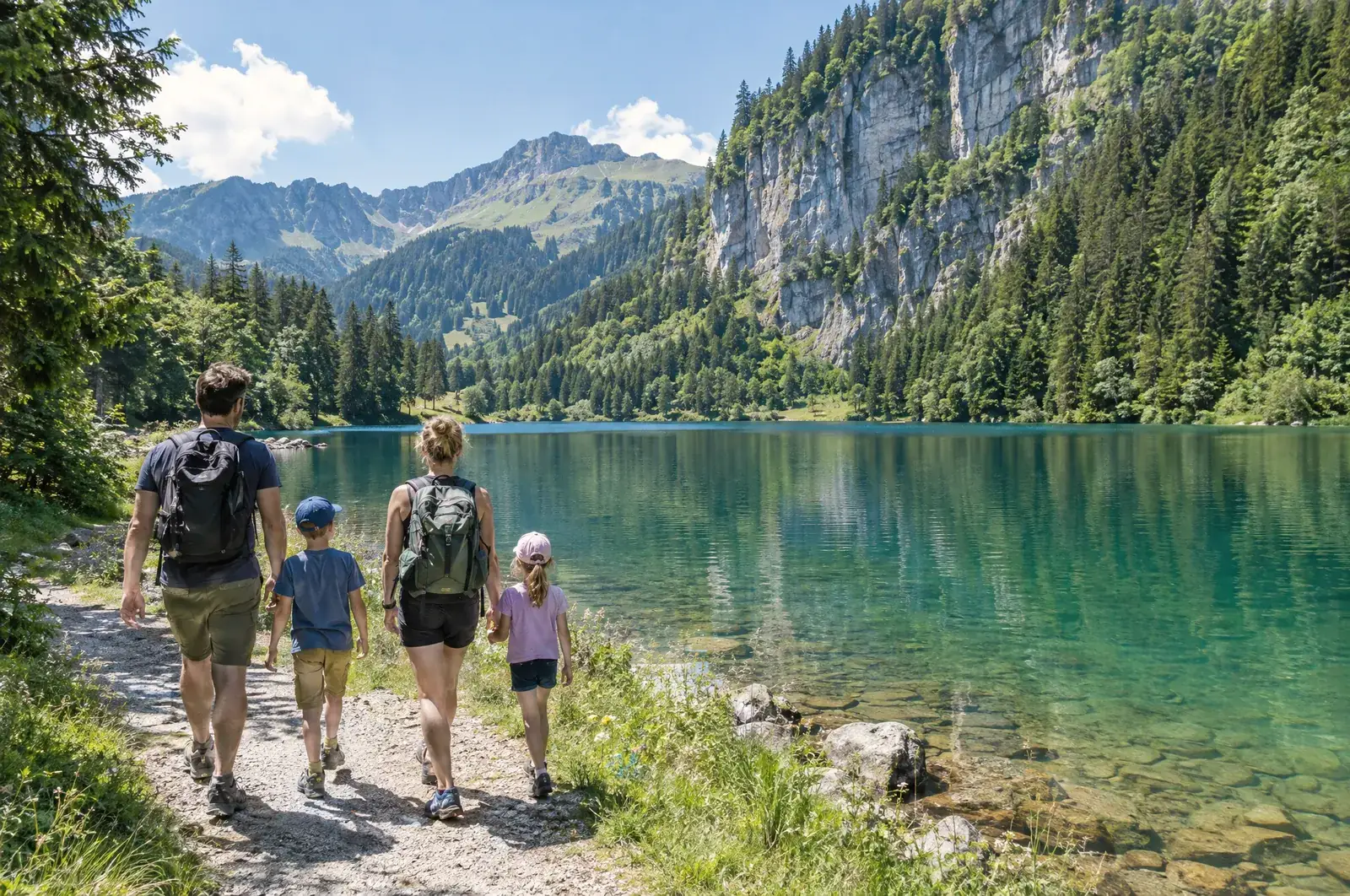 Rodina na břehu jezera Lac de Montriond u Morzine