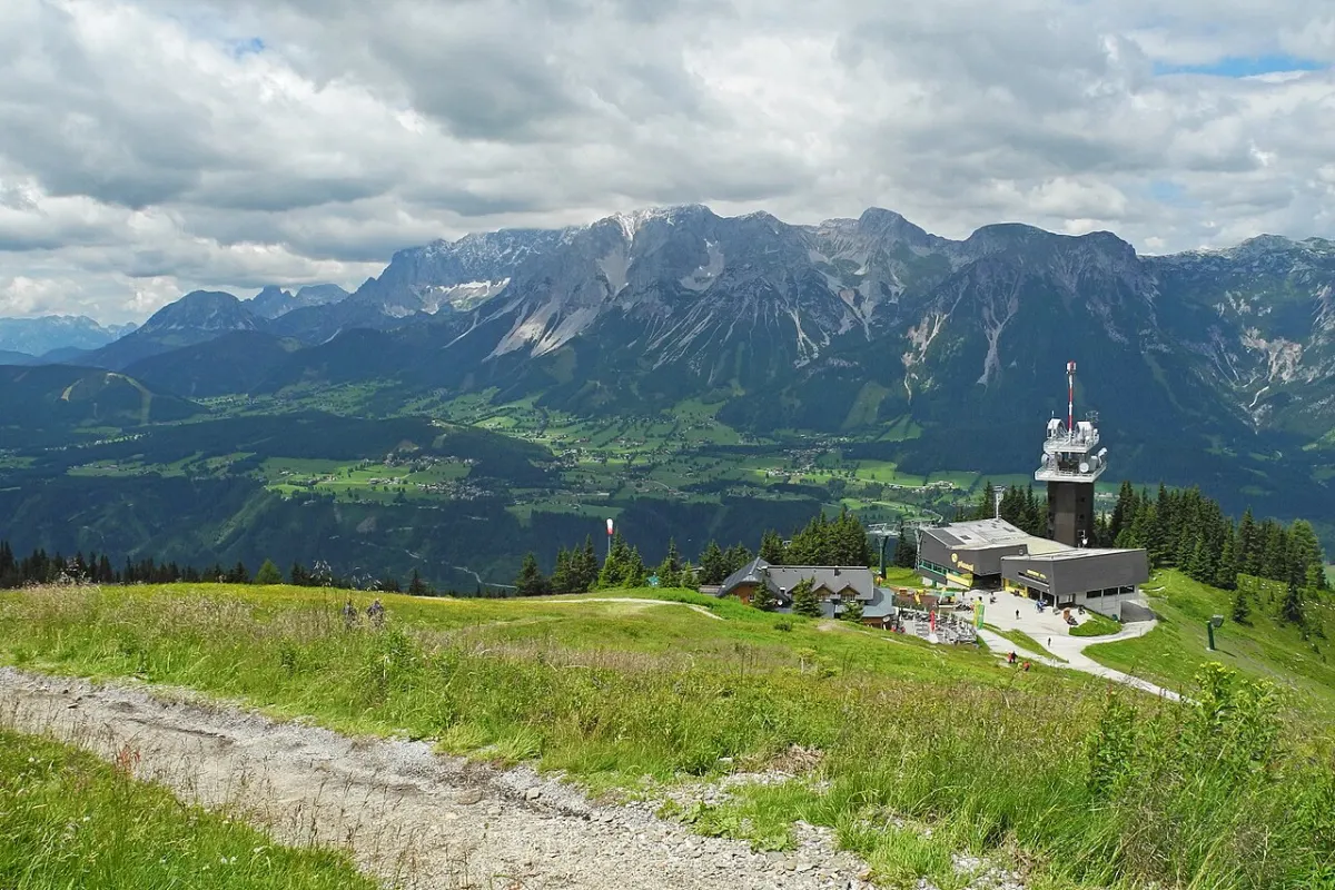 Planai s horní stanicí a výhledem na Dachstein