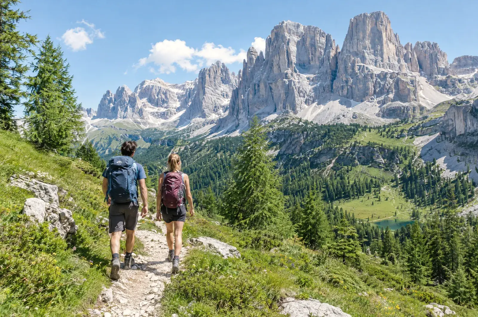 Dva turisté na stezce pod věžemi Brentských Dolomit