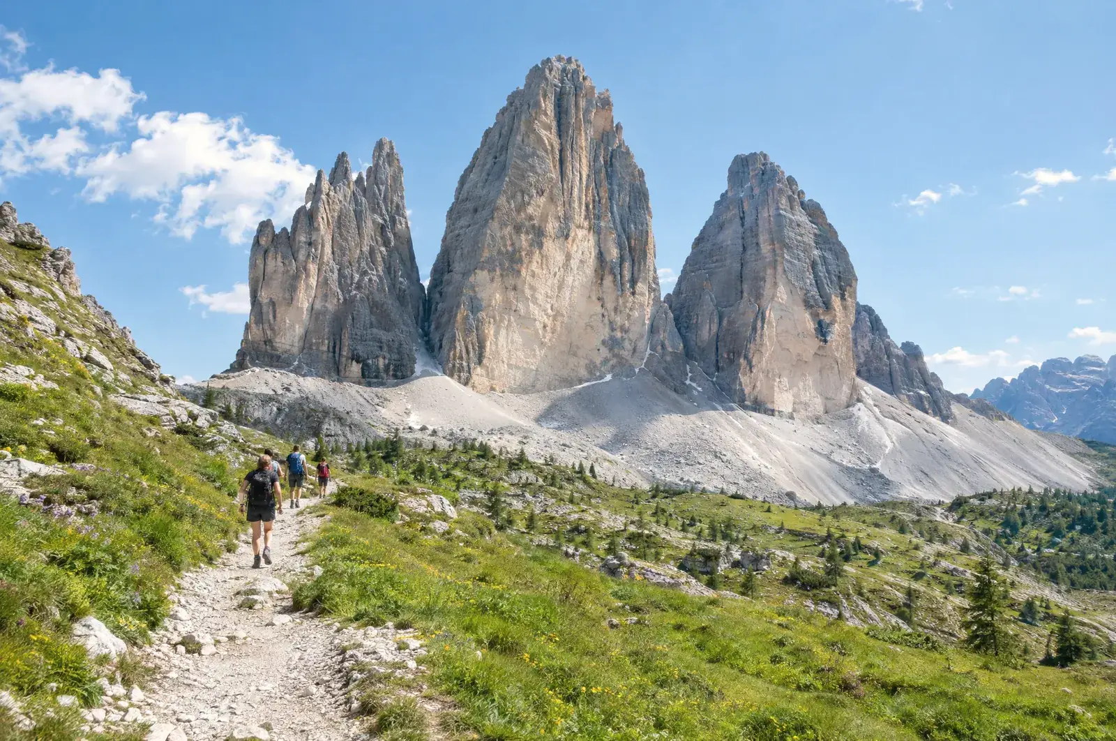 Turisté na stezce pod Tre Cime di Lavaredo